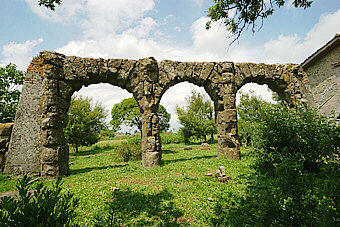 I carceres dello stadio romano di Bovillae